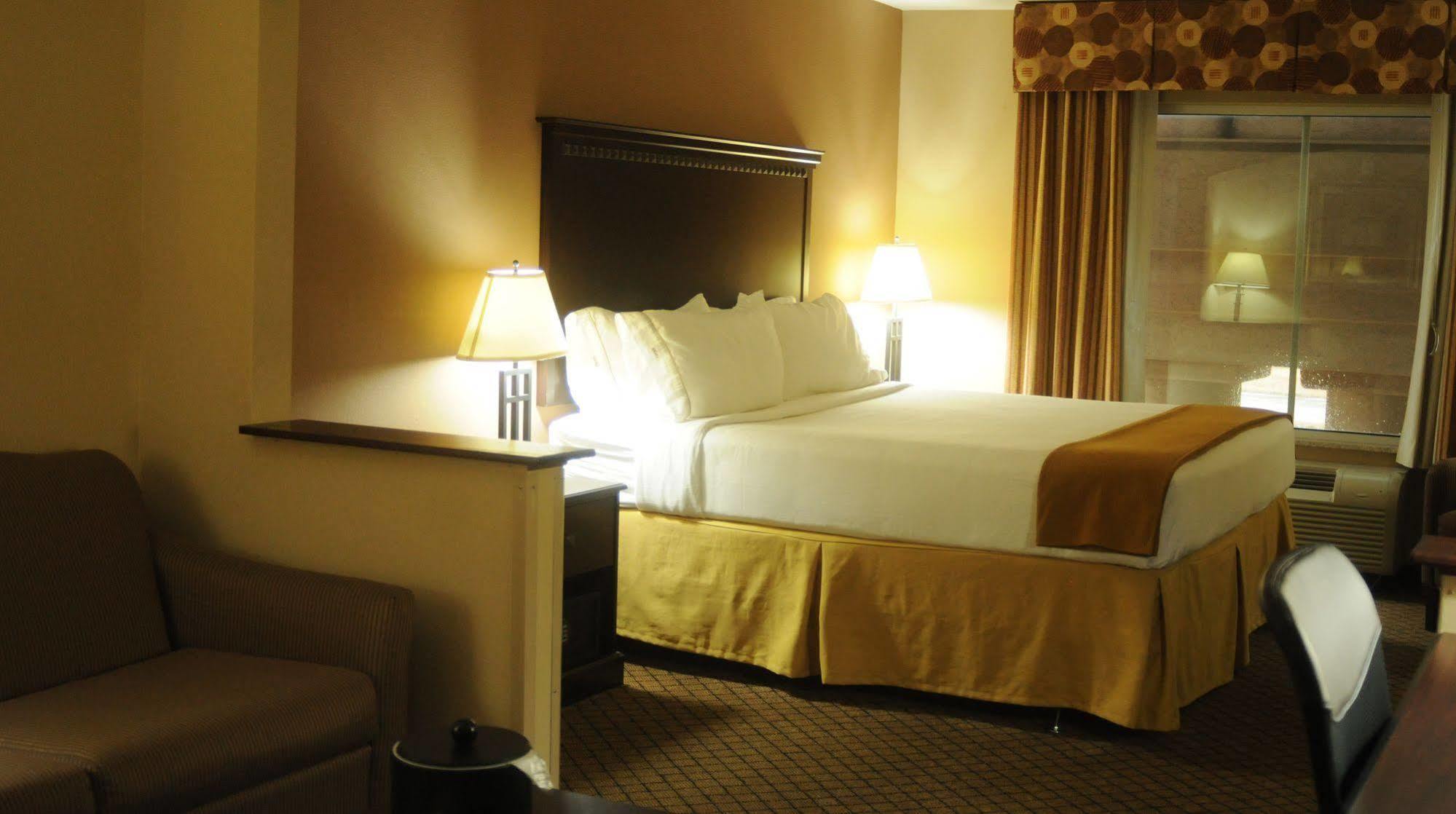 Holiday Inn Express Hotel & Suites Sedalia, An Ihg Hotel Eksteriør billede
